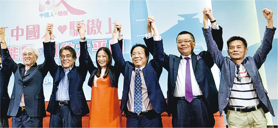 「幫港出聲」及「保普選保和平大聯盟」計劃發起5000人手牽手圍繞太平山頂,希望打破多人牽手圍山世界紀錄。對於若活動報名人數不足會否取消,兩組織牽頭人周融(左一)回應稱「我無憂慮我們找不到5000人」。活動發起人包括黃均瑜(左二)、陳曼琪(左三)及錢志庸(左四)等。(劉焌陶攝) 「幫港出聲」及「保普選保和平大聯盟」計劃發起5000人手牽手圍繞太平山頂,希望打破多人牽手圍山世界紀錄。對於若活動報名人數不足會否取消,兩組織牽頭人周融(左一)回應稱「我無憂慮我們找不到5000人」。活動發起人包括黃均瑜(左二)、陳曼琪(左三)及錢志庸(左四)等。(劉焌陶攝)