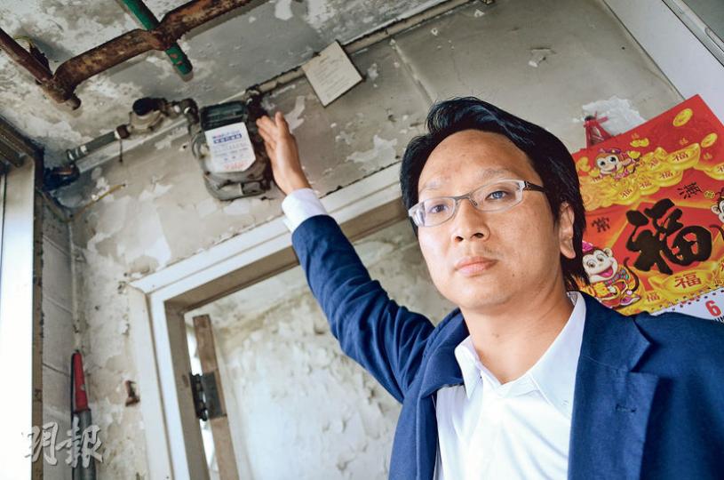 立法會議員鄧家彪(圖)表示,從多年來的石油氣價格數字上看到,蜆殼每3個月更新價錢時,其他兩間公司就會緊跟,質疑是否「合謀定價」,希望政府可成立一個追蹤石油氣價格的平台,令公眾更容易知道石油氣價格以作監察。(丁灝嵐攝)杏花邨業主委員會副主席趙承基指出,在首份石油氣供氣合約約滿後屋苑重新招標,現時屋苑仍使用原有供應商,但可獲特定比例氣價回贈,可節省管理開支。(張艷紅攝) 立法會議員鄧家彪(圖)表示,從多年來的石油氣價格數字上看到,蜆殼每3個月更新價錢時,其他兩間公司就會緊跟,質疑是否「合謀定價」,希望政府可成立一個追蹤石油氣價格的平台,令公眾更容易知道石油氣價格以作監察。(丁灝嵐攝)杏花邨業主委員會副主席趙承基指出,在首份石油氣供氣合約約滿後屋苑重新招標,現時屋苑仍使用原有供應商,但可獲特定比例氣價回贈,可節省管理開支。(張艷紅攝)