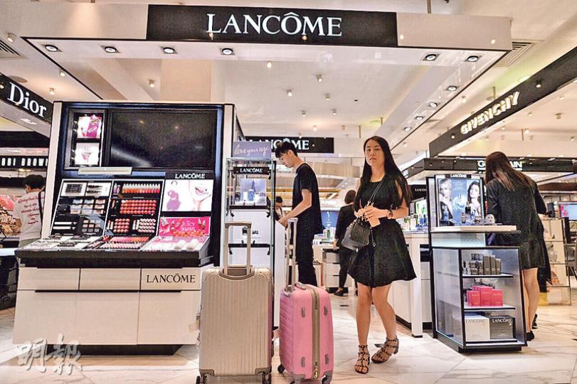 時代廣場連卡佛內Lancome專櫃昨恢復營業,不時有旅客到場購物。有職員稱,昨晨10時上班,發現前日貼於櫃位的標語已被除去。(馮凱鍵攝)昨日是端午節假期,L'Oréal位於時代廣場一期45樓辦公室未有辦公,大門鎖上。前日接待處內走廊位置有開燈,昨日該位置已關燈。L'Oréal發言人昨回覆,其辦公室今日照常運作。(植敏欣攝) 時代廣場連卡佛內Lancome專櫃昨恢復營業,不時有旅客到場購物。有職員稱,昨晨10時上班,發現前日貼於櫃位的標語已被除去。(馮凱鍵攝)昨日是端午節假期,L'Oréal位於時代廣場一期45樓辦公室未有辦公,大門鎖上。前日接待處內走廊位置有開燈,昨日該位置已關燈。L'Oréal發言人昨回覆,其辦公室今日照常運作。(植敏欣攝)