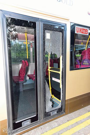 巴士女乘客在車內失平衡跌倒,撞落巴士落客車門,車門玻璃粉碎,幸乘客未有拋出車外。(蔡方山攝)巴士轉彎時,女乘客突失平衡跌倒,撞爆落客車門玻璃,她頭、手受傷,由救護車送院後等候治理。(蔡方山攝) 巴士女乘客在車內失平衡跌倒,撞落巴士落客車門,車門玻璃粉碎,幸乘客未有拋出車外。(蔡方山攝)巴士轉彎時,女乘客突失平衡跌倒,撞爆落客車門玻璃,她頭、手受傷,由救護車送院後等候治理。(蔡方山攝)