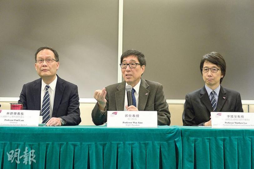 城市大學綠化屋頂倒塌事件,調查委員會昨公開報告,城大校長郭位(中)表示正在尋求專業意見,考慮對屋頂倒塌負責的校外人士採取法律行動。調查委員會主席、城大副校長林群聲(左)指出,委員會認為倒塌主因與綠化工程整體設計及承托力有關。右為城大副校長(發展及對外關係)李國安。(鍾林枝攝) 城市大學綠化屋頂倒塌事件,調查委員會昨公開報告,城大校長郭位(中)表示正在尋求專業意見,考慮對屋頂倒塌負責的校外人士採取法律行動。調查委員會主席、城大副校長林群聲(左)指出,委員會認為倒塌主因與綠化工程整體設計及承托力有關。右為城大副校長(發展及對外關係)李國安。(鍾林枝攝)