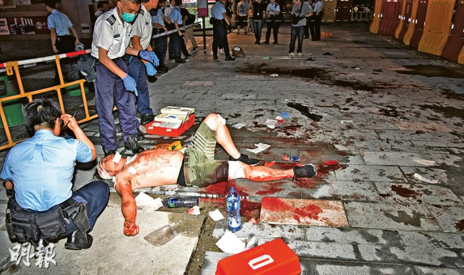 失常漢街頭「無差別」傷人案中,其中一名事主頸、腹及手腳被接連插中,重傷倒臥血泊中,由救護員趕至初步急救止血。(蔡方山攝)被三角銼重傷男事主送院時,另一手臂受傷友人在旁緊捉其手以安慰。(蔡方山攝) 失常漢街頭「無差別」傷人案中,其中一名事主頸、腹及手腳被接連插中,重傷倒臥血泊中,由救護員趕至初步急救止血。(蔡方山攝)被三角銼重傷男事主送院時,另一手臂受傷友人在旁緊捉其手以安慰。(蔡方山攝)