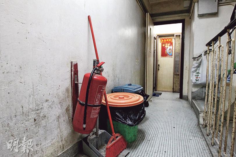 樓齡逾30年的中環鴨巴甸街中山樓為一梯6伙,按消防處指示,須設置消防水缸及喉轆系統等消防設備,業主卓先生擔心加置喉轆會阻礙通道,認為可於梯間置滅火筒,作為替代方案。(林俊源攝) 樓齡逾30年的中環鴨巴甸街中山樓為一梯6伙,按消防處指示,須設置消防水缸及喉轆系統等消防設備,業主卓先生擔心加置喉轆會阻礙通道,認為可於梯間置滅火筒,作為替代方案。(林俊源攝)