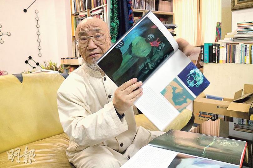 李正天說當年被「發配」到粵北礦山勞動的經歷,對他後來的創作有很大影響。圖為他在工作室裏展示自己的畫冊。(劉利攝) 李正天說當年被「發配」到粵北礦山勞動的經歷,對他後來的創作有很大影響。圖為他在工作室裏展示自己的畫冊。(劉利攝)