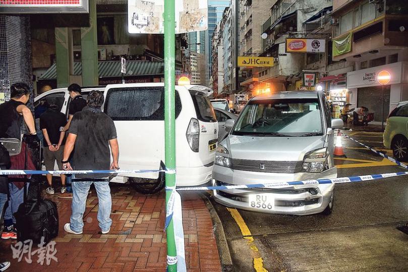 警方破獲搶劫便利集團行動中,涉案客貨車與兩輛探員私家車相撞失控剷上行人路撼向石躉停下,司機被拉出車外制服拘捕,由探員黑布蒙頭及戴上手銬押至客貨車旁調查。(蔡方山攝)有「辣手神探」之稱的總督察鍾志明,昨日凌晨帶隊破獲一個專以利店為目標的搶劫集團,拘捕兩名至少涉及東九龍區3宗便利店劫案的匪徒。(蔡方山攝) 警方破獲搶劫便利集團行動中,涉案客貨車與兩輛探員私家車相撞失控剷上行人路撼向石躉停下,司機被拉出車外制服拘捕,由探員黑布蒙頭及戴上手銬押至客貨車旁調查。(蔡方山攝)有「辣手神探」之稱的總督察鍾志明,昨日凌晨帶隊破獲一個專以利店為目標的搶劫集團,拘捕兩名至少涉及東九龍區3宗便利店劫案的匪徒。(蔡方山攝)