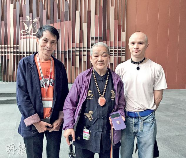 同志長者組織晚同牽義工施魅力(左起)、伍梅及香港彩虹執行幹事陳諾爾均建議設立同志安老院。施指同志擔心入住主流安老院後被人說三道四,故希望有專供同志入住的院舍。(林子晴攝) 同志長者組織晚同牽義工施魅力(左起)、伍梅及香港彩虹執行幹事陳諾爾均建議設立同志安老院。施指同志擔心入住主流安老院後被人說三道四,故希望有專供同志入住的院舍。(林子晴攝)