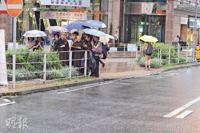 昨午死者的親友在尼姑帶領下,返回貿業路行人過路處車禍現場路邊誦經超度死者。(衛永康攝) 昨午死者的親友在尼姑帶領下,返回貿業路行人過路處車禍現場路邊誦經超度死者。(衛永康攝)