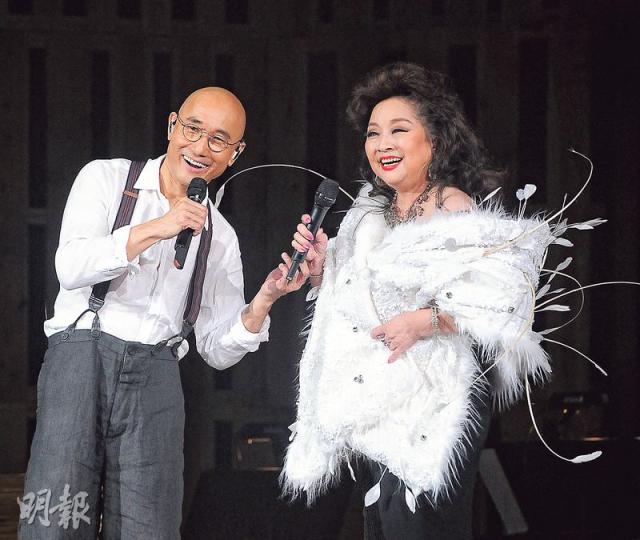 盧冠廷(左)前晚舉行首場個唱,小鳳姐做嘉賓,她搞笑說勿以為其一身裝扮似披了條毛巾,其實好隆重。(攝影鎅O者:林祖傑)張敬軒(左)笑言學盧冠廷的髮型有難度。(攝影鎅O者:林祖傑) 盧冠廷(左)前晚舉行首場個唱,小鳳姐做嘉賓,她搞笑說勿以為其一身裝扮似披了條毛巾,其實好隆重。(攝影鎅O者:林祖傑)張敬軒(左)笑言學盧冠廷的髮型有難度。(攝影鎅O者:林祖傑)