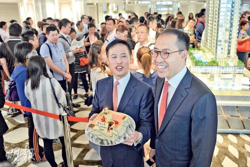 信置粉嶺囍逸昨展開次輪銷售,信和「太子爺」、集團執行董事黃永光(右)昨親臨到場,適逢其38歲生日。他表示,大部分囍逸首輪買家均指樓盤價格合理,希望樓盤可以沽清。(鍾林枝攝) 信置粉嶺囍逸昨展開次輪銷售,信和「太子爺」、集團執行董事黃永光(右)昨親臨到場,適逢其38歲生日。他表示,大部分囍逸首輪買家均指樓盤價格合理,希望樓盤可以沽清。(鍾林枝攝)