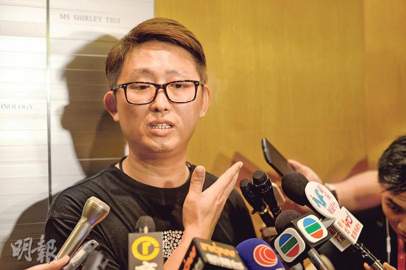 死者兒子王冰蕓昨到場聽取判決後表示,希望市民關注本港醫療體制是否出了問題,認為「如果成個政府或醫管局無改善制度,今日判決又有何意義呢?罰了她又如何呢?」(鍾林枝攝) 死者兒子王冰蕓昨到場聽取判決後表示,希望市民關注本港醫療體制是否出了問題,認為「如果成個政府或醫管局無改善制度,今日判決又有何意義呢?罰了她又如何呢?」(鍾林枝攝)