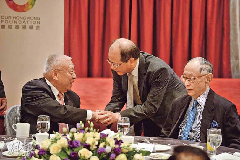 團結香港基金昨日舉行午餐會,基金主席、前特首董建華(左)演講,政商界重量級人馬都有出席,前高等法院首席大法官楊鐵樑(右)亦為座上客,教育局長吳克儉(中)亦有到場,並主動跟董握手問好。(鍾林枝攝) 團結香港基金昨日舉行午餐會,基金主席、前特首董建華(左)演講,政商界重量級人馬都有出席,前高等法院首席大法官楊鐵樑(右)亦為座上客,教育局長吳克儉(中)亦有到場,並主動跟董握手問好。(鍾林枝攝)