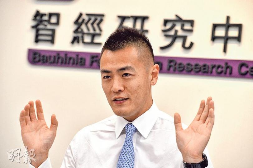 智經副主席劉鳴煒(圖)被問到如果當日有份參選,有無信心喺今次外表評分打入男士十大?佢就話唔會答假設問題喎。(馮凱鍵攝) 智經副主席劉鳴煒(圖)被問到如果當日有份參選,有無信心喺今次外表評分打入男士十大?佢就話唔會答假設問題喎。(馮凱鍵攝)
