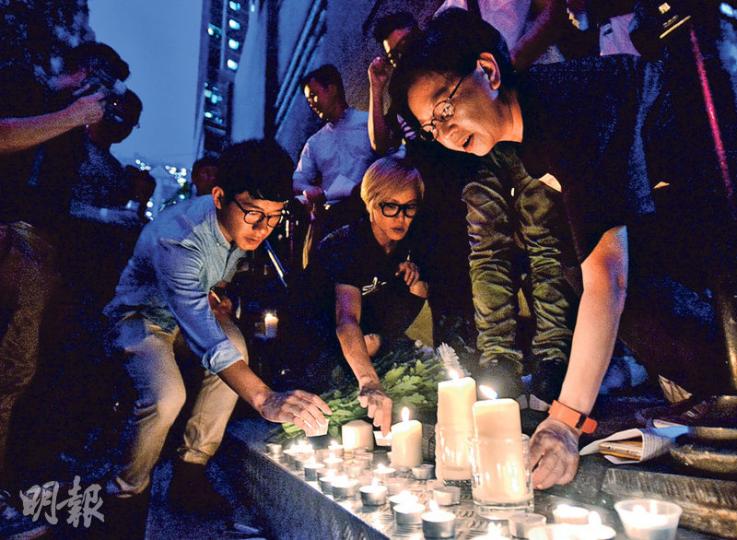 香港多個同志組織昨於網上發起悼念活動,呼籲市民到中環參與燭光集會,為美國奧蘭多夜店槍擊案中的死者默哀。立法會議員何秀蘭(右起)、歌手何韻詩和香港眾志主席羅冠聰亦有到場。(楊柏賢攝) 香港多個同志組織昨於網上發起悼念活動,呼籲市民到中環參與燭光集會,為美國奧蘭多夜店槍擊案中的死者默哀。立法會議員何秀蘭(右起)、歌手何韻詩和香港眾志主席羅冠聰亦有到場。(楊柏賢攝)