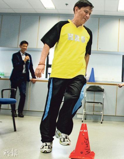 研究參與者68歲的詹先生示範功能性體適能中「8呎繞物行走」測試,測試主要評估長者的敏捷度及平衡力。(林子晴攝)研究參與者70歲的盧女士示範功能性體適能中「30秒肱二頭肌屈舉」的測試,評估其上肢耐力。(林子晴攝) 研究參與者68歲的詹先生示範功能性體適能中「8呎繞物行走」測試,測試主要評估長者的敏捷度及平衡力。(林子晴攝)研究參與者70歲的盧女士示範功能性體適能中「30秒肱二頭肌屈舉」的測試,評估其上肢耐力。(林子晴攝)