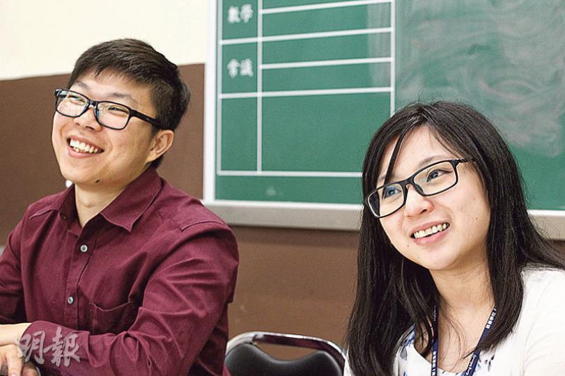 啟基學校（港島）中文科主任林廷曦（右）認為今年TSA中文科題目更貼近小三學生基本能力，少了刁鑽題目，另一中文科主任陳栢生（左）則認為提問十分直接，監考時見到所有學生都能在限時內完成試卷。（郭慶輝攝）
