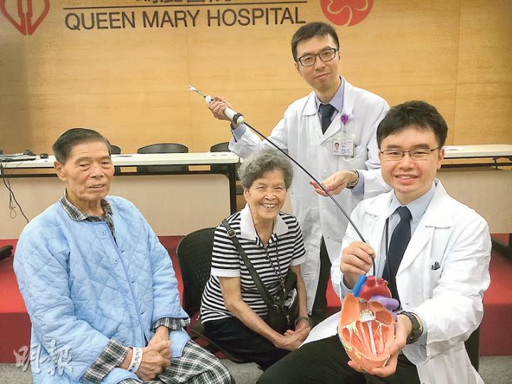 瑪麗醫院引入導管主動脈置換人工心瓣手術，81歲的鍾伯（左一）及近90歲的梁婆婆（左二）均是受惠者。圖為該院心臟內科副顧問醫生林祥智（右一）及心胸外科顧問醫生陳泰良（右二）。（梁杏怡攝）