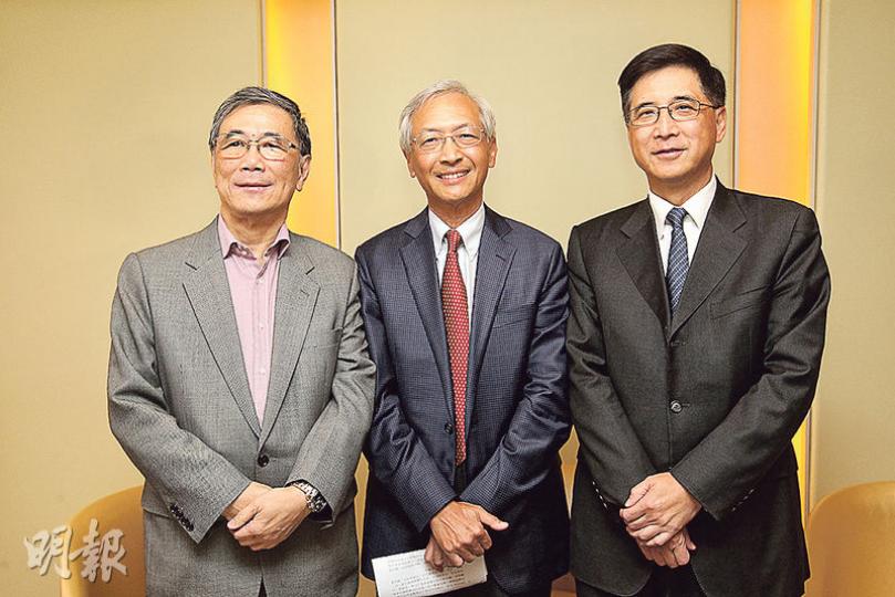 市建局行政總監林濬(左起)、主席蘇慶和、執行董事鄭啟華昨會見傳媒,林濬表示仍未決定離任後去向,會先休息一會,與朋友去遊玩。回顧過往一年工作,他曾向董事發電郵,稱推售煥然壹居涉「政治污染」,林濬認為經一事長一智,事件已圓滿解決。(林俊源攝)
市建局行政總監林濬(左起)、主席蘇慶和、執行董事鄭啟華昨會見傳媒,林濬表示仍未決定離任後去向,會先休息一會,與朋友去遊玩。回顧過往一年工作,他曾向董事發電郵,稱推售煥然壹居涉「政治污染」,林濬認為經一事長一智,事件已圓滿解決。(林俊源攝)