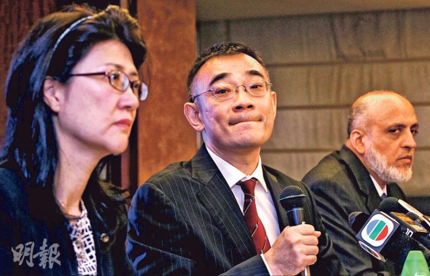 律師會新任會長蘇紹聰（中）被問及律師會是否支持《基本法》23條立法，他說律師會尚未真正討論，而何時適合立法要由香港市民決定。旁為副會長彭韻僖（左）及黎雅明。（郭慶輝攝）