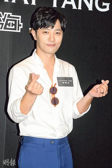 韓星晉久來港出席活動，在台上拍照時大擺心心手勢冧粉絲。（攝影﹕孫華中）Jessica C.產後首度復工，身穿貼身旗袍的她身形圓潤仍未收身。（攝影﹕孫華中）