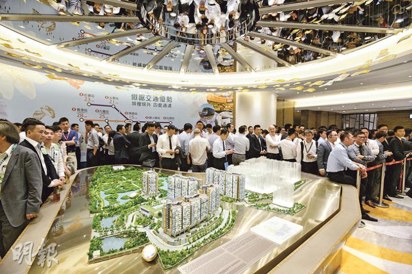 新地元朗錦田PARK YOHO Venezia開價前已表明會提供「突破性付款計劃」,昨日就吸引大批地產代理到場了解詳情。(黃志東攝) 新地元朗錦田PARK YOHO Venezia開價前已表明會提供「突破性付款計劃」,昨日就吸引大批地產代理到場了解詳情。(黃志東攝)