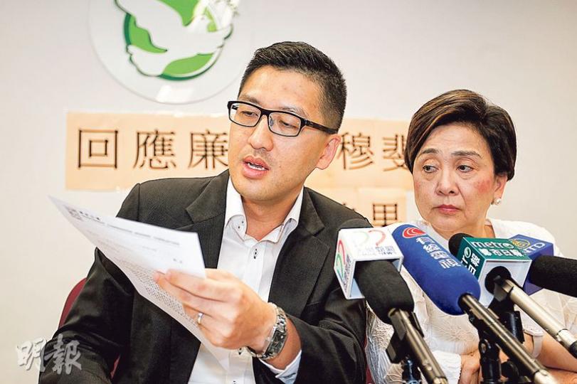 曾任廉署調查主任的民主黨總幹事林卓廷(左),於2013年底投訴前任廉署社區關係處長穆斐文,涉協助前廉政專員湯顯明「分單」買酒。廉署事隔兩年半後,上月就調查結果通知林,稱投訴不成立。民主黨批廉署「放生」穆斐文助長特權。圖右為民主黨主席劉慧卿。(郭慶輝攝) 曾任廉署調查主任的民主黨總幹事林卓廷(左),於2013年底投訴前任廉署社區關係處長穆斐文,涉協助前廉政專員湯顯明「分單」買酒。廉署事隔兩年半後,上月就調查結果通知林,稱投訴不成立。民主黨批廉署「放生」穆斐文助長特權。圖右為民主黨主席劉慧卿。(郭慶輝攝)