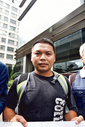 事主余家祺昨在庭外稱,去年6月10日代表其他工人到勞工處請願,追討中國通信服務香港有限公司(中通服)分判商拖欠工人的薪金,再於6月29日到電訊盈科請願,要求中通服處理工人欠薪,請願後隨即收到其上司汪政邦電話,指其行為觸怒公司。(郭慶輝攝) 事主余家祺昨在庭外稱,去年6月10日代表其他工人到勞工處請願,追討中國通信服務香港有限公司(中通服)分判商拖欠工人的薪金,再於6月29日到電訊盈科請願,要求中通服處理工人欠薪,請願後隨即收到其上司汪政邦電話,指其行為觸怒公司。(郭慶輝攝)