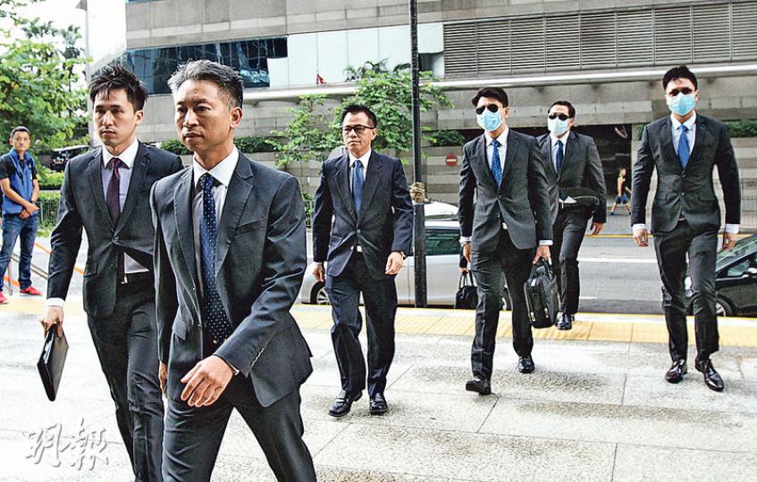 7名被告昨分乘兩輛私家車到庭應訊。圖為高級督察劉卓毅(左起),總督察黃祖成,偵緝警長白榮斌,偵緝警員黃偉豪、劉興沛及陳少丹。(李紹昌攝) 7名被告昨分乘兩輛私家車到庭應訊。圖為高級督察劉卓毅(左起),總督察黃祖成,偵緝警長白榮斌,偵緝警員黃偉豪、劉興沛及陳少丹。(李紹昌攝)