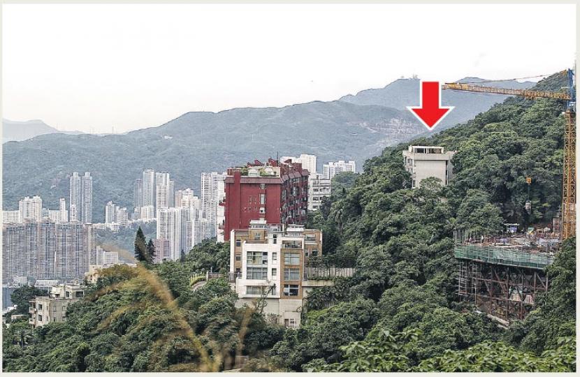位於山頂施勳道3號的施勳別墅(箭嘴示) ,可享維港景,獲內地買家收購,其中一個分層單位更以2.32億元成交,實呎高達17萬元,創亞洲分層單位新高呎價。(郭慶輝攝) 位於山頂施勳道3號的施勳別墅(箭嘴示) ,可享維港景,獲內地買家收購,其中一個分層單位更以2.32億元成交,實呎高達17萬元,創亞洲分層單位新高呎價。(郭慶輝攝)