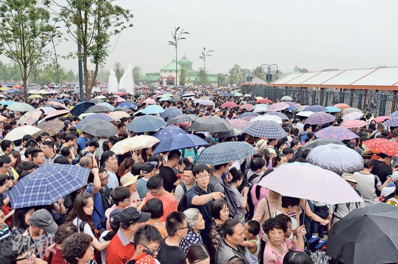 上海迪士尼昨開幕,大批旅客久候入場,又遇上天雨,部分人一度鼓譟。 (鄧宗弘攝)上海迪士尼昨開幕,人龍雖沒預期長,但其中位於「探險島」園區的「雷鳴山漂流」,一度要等120分鐘。 (鄧宗弘攝) 上海迪士尼昨開幕,大批旅客久候入場,又遇上天雨,部分人一度鼓譟。 (鄧宗弘攝)上海迪士尼昨開幕,人龍雖沒預期長,但其中位於「探險島」園區的「雷鳴山漂流」,一度要等120分鐘。 (鄧宗弘攝)