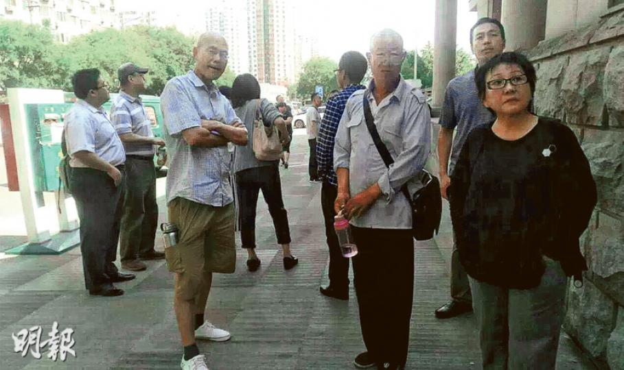 不少夏霖的好友到庭外聲援,右一為北京作家徐曉,她曾借款給夏霖而被列作「受害人」,但她寫信申訴稱是正常借款,要求將自己從受害人名單剔除。前排右二為夏霖曾代理過的北京小販崔英傑父親。(明報記者攝)夏霖律師丁錫奎(左)和王振宇(右)在庭上作了無罪辯護。(明報記者攝) 不少夏霖的好友到庭外聲援,右一為北京作家徐曉,她曾借款給夏霖而被列作「受害人」,但她寫信申訴稱是正常借款,要求將自己從受害人名單剔除。前排右二為夏霖曾代理過的北京小販崔英傑父親。(明報記者攝)夏霖律師丁錫奎(左)和王振宇(右)在庭上作了無罪辯護。(明報記者攝)