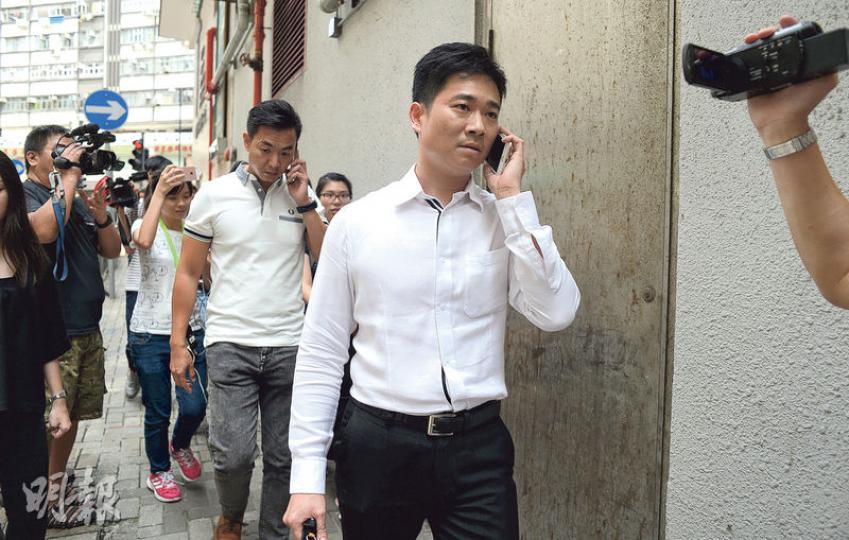 大批傳媒昨在李波北角住所外等候,李波未見離家,昨午兩名便衣警務人員(圖中持手機者)到李波家。副保安局長李家超昨表示,警方昨接觸李波時,李波回覆稱並非不自願返回內地。(鍾林枝攝) 大批傳媒昨在李波北角住所外等候,李波未見離家,昨午兩名便衣警務人員(圖中持手機者)到李波家。副保安局長李家超昨表示,警方昨接觸李波時,李波回覆稱並非不自願返回內地。(鍾林枝攝)