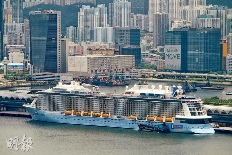 郵輪「海洋贊禮號」排水量達16.8萬噸,今年10月底將駛進本港,其後一個月將以本港為母港。該郵輪昨途經本港並停泊於啟德郵輪碼頭,吸引不少本地及內地客造訪。(林俊源攝)昨日停泊於啟德郵輪碼頭的「海洋贊禮號」,其甲板上設有高33呎的「熊貓媽媽與寶寶」藝術裝置,大熊貓從高處俯瞰熊貓仔,吸引不少旅客與其拍照留念。(馮凱鍵攝) 郵輪「海洋贊禮號」排水量達16.8萬噸,今年10月底將駛進本港,其後一個月將以本港為母港。該郵輪昨途經本港並停泊於啟德郵輪碼頭,吸引不少本地及內地客造訪。(林俊源攝)昨日停泊於啟德郵輪碼頭的「海洋贊禮號」,其甲板上設有高33呎的「熊貓媽媽與寶寶」藝術裝置,大熊貓從高處俯瞰熊貓仔,吸引不少旅客與其拍照留念。(馮凱鍵攝)