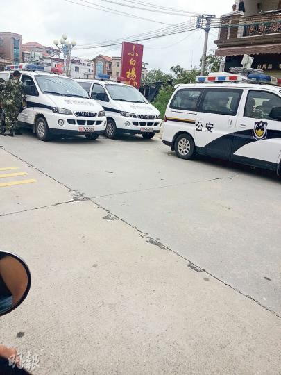 烏坎村中停有多輛警車,還有便衣四處巡邏。(明報記者攝)在派出所門口有公安邊防武警持盾牌戒備,頭盔放在地上。(明報記者攝)烏坎村中有「林祖戀被抓,大快人心」的橫額,地上有炮仗衣。(明報記者攝) 烏坎村中停有多輛警車,還有便衣四處巡邏。(明報記者攝)在派出所門口有公安邊防武警持盾牌戒備,頭盔放在地上。(明報記者攝)烏坎村中有「林祖戀被抓,大快人心」的橫額,地上有炮仗衣。(明報記者攝)