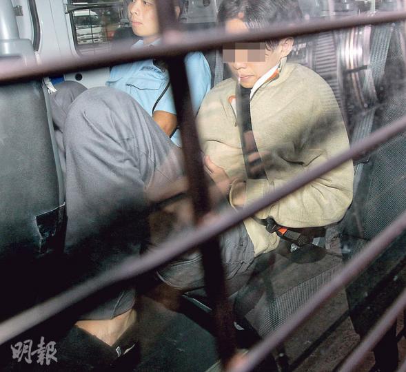 商台3名DJ上周一遇襲後,警方拘捕的士司機陳柏爾(圖),陳昨由警車押送至裁判法院應訊,辯方無申請保釋,但申請索取兩份精神科報告以證明他是否適合答辯,獲裁判官批准,其間被告須還押。(李紹昌攝) 商台3名DJ上周一遇襲後,警方拘捕的士司機陳柏爾(圖),陳昨由警車押送至裁判法院應訊,辯方無申請保釋,但申請索取兩份精神科報告以證明他是否適合答辯,獲裁判官批准,其間被告須還押。(李紹昌攝)