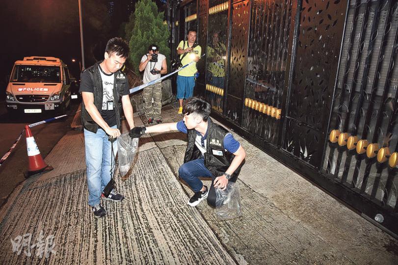 壹傳媒創辦人黎智英位於何文田的寓所,昨凌晨遭人向大閘投擲數個玻璃樽,警方暫列刑毁案處理,探員到場調查及檢走玻璃碎片作證物。(蔡方山攝) 壹傳媒創辦人黎智英位於何文田的寓所,昨凌晨遭人向大閘投擲數個玻璃樽,警方暫列刑毁案處理,探員到場調查及檢走玻璃碎片作證物。(蔡方山攝)