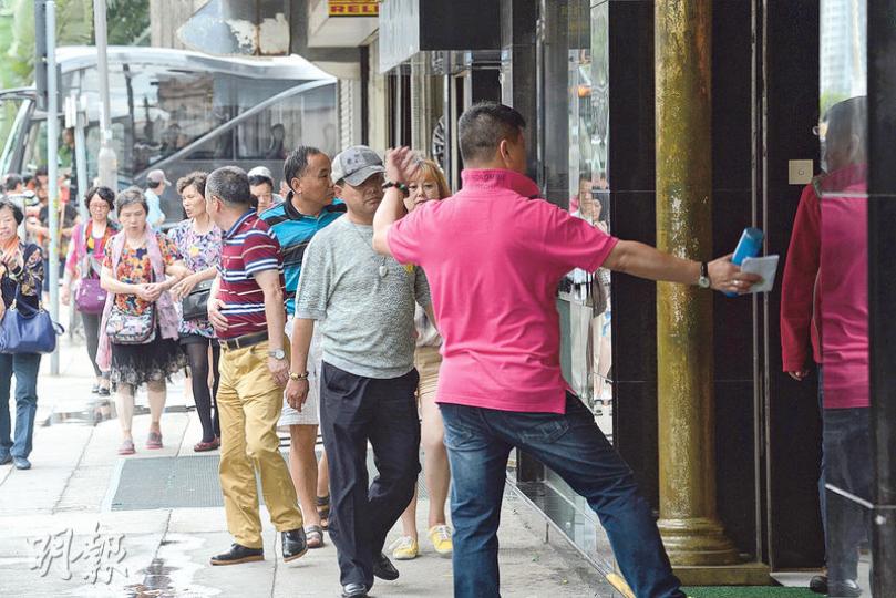 香港國際免稅批發專門店及馬仙奴(免稅品)國際百貨集團有限公司的土瓜灣舖位現已改為香港名錶城,昨有內地旅客由旅遊巴接載到名錶城購物。(楊柏賢攝) 香港國際免稅批發專門店及馬仙奴(免稅品)國際百貨集團有限公司的土瓜灣舖位現已改為香港名錶城,昨有內地旅客由旅遊巴接載到名錶城購物。(楊柏賢攝)