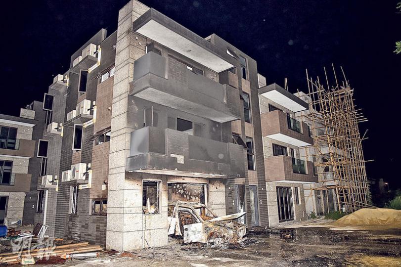 其中一宗地盤縱火案中,歹徒駕駛偷來的士倒駛撞入一間村屋縱火後逃去無蹤,消防趕至將火救熄,惟的士嚴重焚毁,村屋外牆遭濃煙熏黑一片。(蔡方山攝) 其中一宗地盤縱火案中,歹徒駕駛偷來的士倒駛撞入一間村屋縱火後逃去無蹤,消防趕至將火救熄,惟的士嚴重焚毁,村屋外牆遭濃煙熏黑一片。(蔡方山攝)