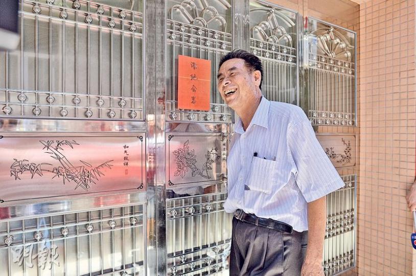 烏坎村副書記張水金昨晨到林祖戀家,但林家人不給他開門。(明報記者攝) 烏坎村副書記張水金昨晨到林祖戀家,但林家人不給他開門。(明報記者攝)
