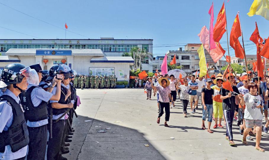 烏坎村民手持國旗、黨旗遊行,並高叫「共產黨萬歲,還我土地,還我書記」等口號在村內遊行,大批防暴警在場戒備,並手持DV拍攝,但未阻止村民遊行。(明報記者攝)逾3000名烏坎村民召開村民大會,他們手持旗幟,並打出「九二一薛錦波被捉打死,六一七夜林祖戀被抓生死不明」、「有天無日」及「華輝集團勾結官方霸烏坎農民耕地」等橫額。(明報記者攝)林祖戀的妻子楊珍(右二)昨呼籲21日發起上訪,並誓言代替丈夫帶村民上訪。(明報記者攝)大批防暴警、特警手持盾牌和警棍等武器在途中集結戒備,並手持DV拍攝,但未與村民發生 烏坎村民手持國旗、黨旗遊行,並高叫「共產黨萬歲,還我土地,還我書記」等口號在村內遊行,大批防暴警在場戒備,並手持DV拍攝,但未阻止村民遊行。(明報記者攝)逾3000名烏坎村民召開村民大會,他們手持旗幟,並打出「九二一薛錦波被捉打死,六一七夜林祖戀被抓生死不明」、「有天無日」及「華輝集團勾結官方霸烏坎農民耕地」等橫額。(明報記者攝)林祖戀的妻子楊珍(右二)昨呼籲21日發起上訪,並誓言代替丈夫帶村民上訪。(明報記者攝)大批防暴警、特警手持盾牌和警棍等武器在途中集結戒備,並手持DV拍攝,但未與村民發生