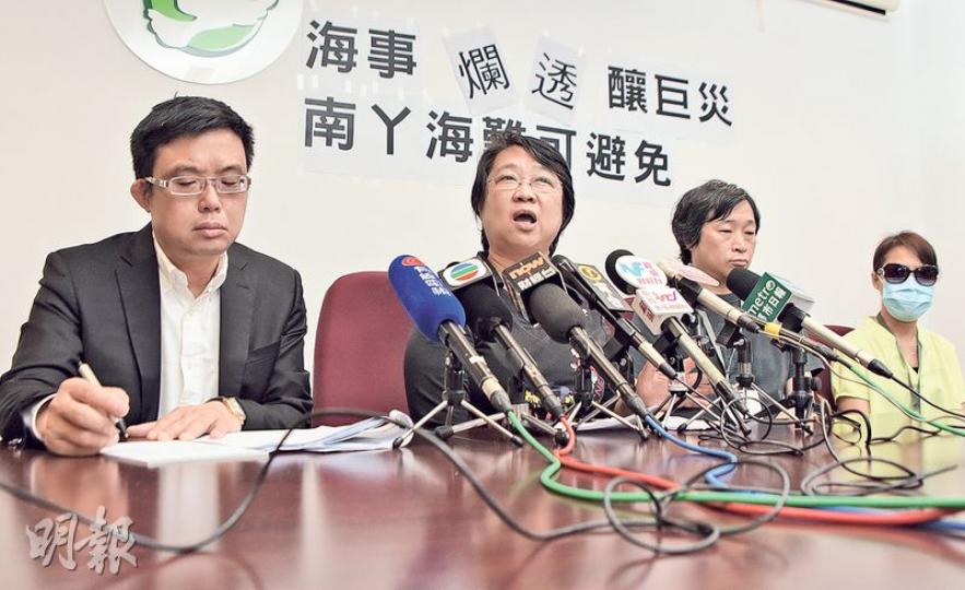 南丫海難死者家屬古太(左二)認為,申訴專員公署的調查報告為海難原因帶來新證據,顯示如海事處跟從2000年政府測量船「水文一號」的調查報告建議,檢查所有同類船,「海難是可以避免」。左一為立法會議員涂謹申,右起為Miki及區先生。(陳淑安攝) 南丫海難死者家屬古太(左二)認為,申訴專員公署的調查報告為海難原因帶來新證據,顯示如海事處跟從2000年政府測量船「水文一號」的調查報告建議,檢查所有同類船,「海難是可以避免」。左一為立法會議員涂謹申,右起為Miki及區先生。(陳淑安攝)