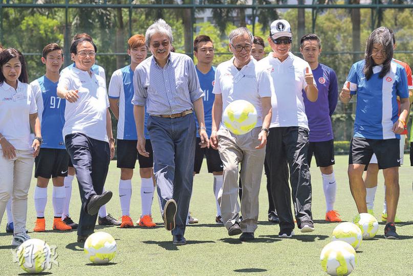 財政司長曾俊華(前排左三)出席格拉斯哥2016無家者世界盃香港代表隊授旗禮,仲同街頭足球董事局主席李宗德(前排右三)、議員梁國雄(前排右一)齊齊踢波舉行開球禮。(鍾林枝攝) 財政司長曾俊華(前排左三)出席格拉斯哥2016無家者世界盃香港代表隊授旗禮,仲同街頭足球董事局主席李宗德(前排右三)、議員梁國雄(前排右一)齊齊踢波舉行開球禮。(鍾林枝攝)