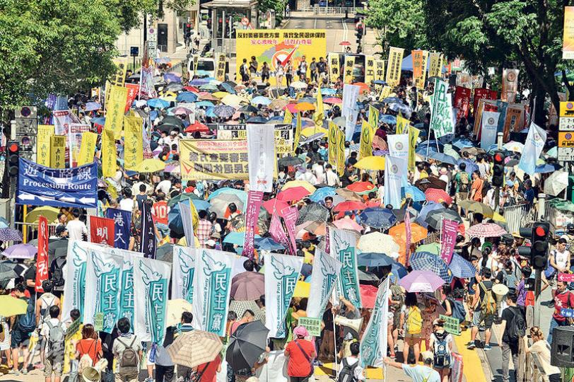 爭取全民退休保障聯席昨午發起遊行,爭取落實全民退保,烈日下不少人撐傘前行。近300名長者或行動不便者乘坐輪椅,由年輕義工推着從中環遮打道前往特首辦。(蘇智鑫攝)80歲的獨居長者謝婆婆(圖)昨日首次遊行,烈日下不時喝水抹汗。她希望爭取全民退保,讓自己老有所依。(蘇智鑫攝) 爭取全民退休保障聯席昨午發起遊行,爭取落實全民退保,烈日下不少人撐傘前行。近300名長者或行動不便者乘坐輪椅,由年輕義工推着從中環遮打道前往特首辦。(蘇智鑫攝)80歲的獨居長者謝婆婆(圖)昨日首次遊行,烈日下不時喝水抹汗。她希望爭取全民退保,讓自己老有所依。(蘇智鑫攝)