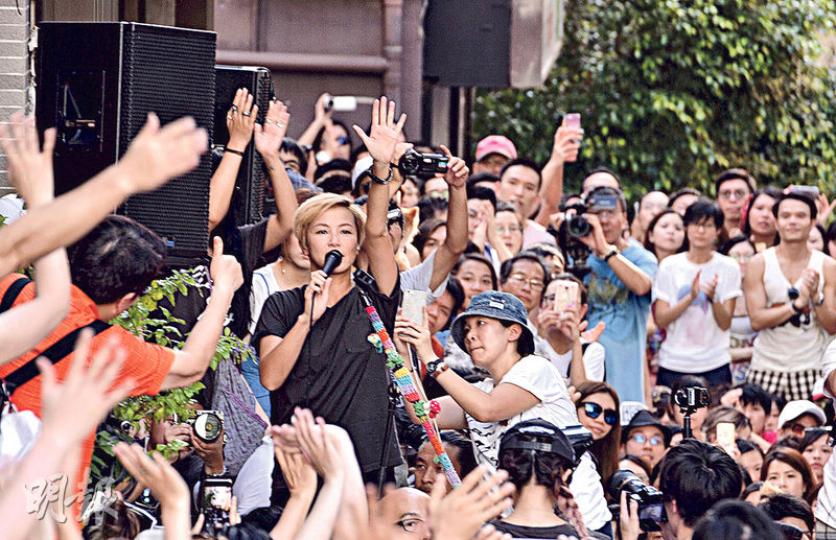 歌手何韻詩(持咪者)昨於上環普慶坊舉行遭Lancome取消的「有種的漂亮」音樂會,有過千人出席。她感謝銅鑼灣書店店長林榮基發聲,形容林榮基的示範,牽動了很多人的意志。(馮凱鍵攝) 歌手何韻詩(持咪者)昨於上環普慶坊舉行遭Lancome取消的「有種的漂亮」音樂會,有過千人出席。她感謝銅鑼灣書店店長林榮基發聲,形容林榮基的示範,牽動了很多人的意志。(馮凱鍵攝)