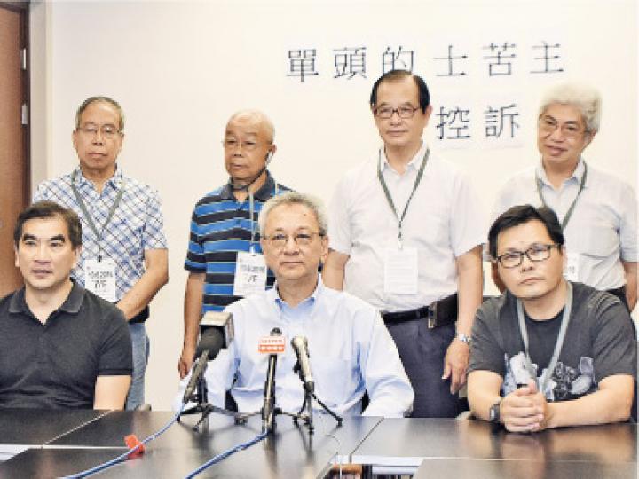 政府計劃以專營權方式增發最多600個優質的士牌照,一批「單頭的士」車主昨舉行「申訴會」。協助該批車主的立法會航運交通界議員易志明(前排中)批評優質的士計劃是政策錯誤,嚴重衝擊這批車主生計,促政府擱置。(陳淑安攝) 政府計劃以專營權方式增發最多600個優質的士牌照,一批「單頭的士」車主昨舉行「申訴會」。協助該批車主的立法會航運交通界議員易志明(前排中)批評優質的士計劃是政策錯誤,嚴重衝擊這批車主生計,促政府擱置。(陳淑安攝)