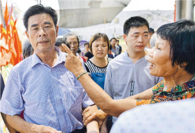 烏坎村新任黨委書記張水金(左)昨日稱,任命是東海鎮政府的決定,又勸村民不要參加遊行上訪,遭村民責罵。(明報記者攝) 烏坎村新任黨委書記張水金(左)昨日稱,任命是東海鎮政府的決定,又勸村民不要參加遊行上訪,遭村民責罵。(明報記者攝)