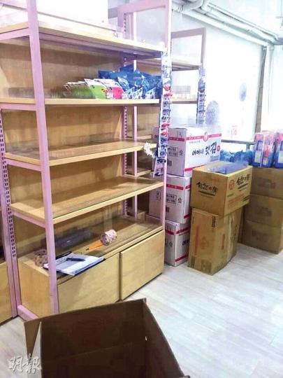 記者現場所見,昨晚已陸續把有關貨架及零食貨品遷入,「新店」最快日內營運。(劉詠怡攝) 記者現場所見,昨晚已陸續把有關貨架及零食貨品遷入,「新店」最快日內營運。(劉詠怡攝)