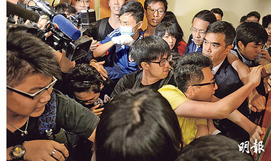 正當所有焦點集中於中大學生會會長周竪峰、校長沈祖堯及校董會主席梁乃鵬3人時,有中大和其他大專院校的學生,以及校外人士,如熱血公民成員鄭錦滿(黃衣者)等打開走廊大門,讓學生衝入走廊跑往會議室,其間與保安多次衝突。(鍾林枝攝)學生及示威者衝進通往會議室外的走廊後,有保安人員守着走廊門口,避免有更多人衝進去。一批蒙面示威者亦留守頂着門,阻止保安關門。校董進入會議室開會並關門後,保安人員放行,准許示威者及記者自由進出走廊。(鍾林枝攝)學生及校外人士欲突破通往會議室的大門,混亂間有保安員受傷,眼角附近流血 正當所有焦點集中於中大學生會會長周竪峰、校長沈祖堯及校董會主席梁乃鵬3人時,有中大和其他大專院校的學生,以及校外人士,如熱血公民成員鄭錦滿(黃衣者)等打開走廊大門,讓學生衝入走廊跑往會議室,其間與保安多次衝突。(鍾林枝攝)學生及示威者衝進通往會議室外的走廊後,有保安人員守着走廊門口,避免有更多人衝進去。一批蒙面示威者亦留守頂着門,阻止保安關門。校董進入會議室開會並關門後,保安人員放行,准許示威者及記者自由進出走廊。(鍾林枝攝)學生及校外人士欲突破通往會議室的大門,混亂間有保安員受傷,眼角附近流血