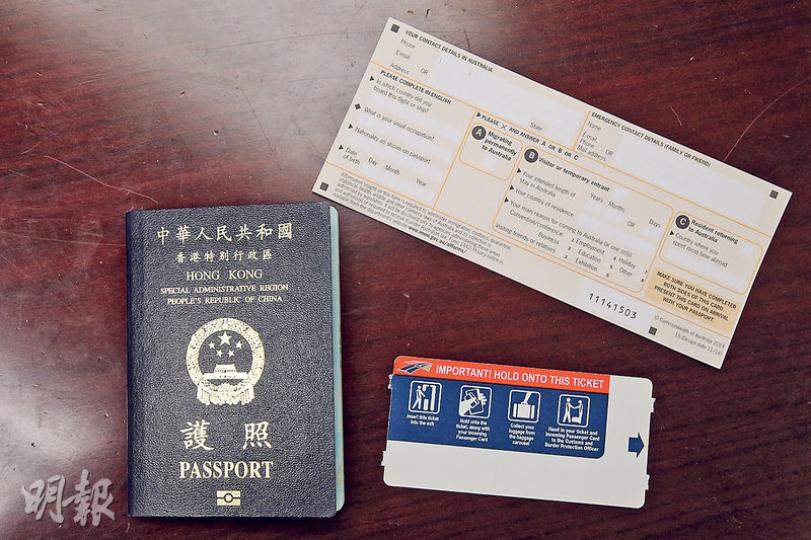 本港居民以後入境澳洲時,除備有有效特區電子護照及旅客入境表格(右上)外,只要到SmartGate自助服務台列印SmartGate證(右下),便在當地自助入境。(林俊源攝) 本港居民以後入境澳洲時,除備有有效特區電子護照及旅客入境表格(右上)外,只要到SmartGate自助服務台列印SmartGate證(右下),便在當地自助入境。(林俊源攝)