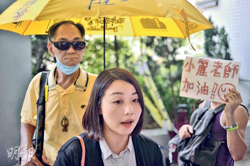 劉小麗(前)與約10名支持者在庭外高叫「制定墟市政策,還我本土夜市」、「我有權做小販,我有權篤魚蛋」的口號。劉在庭外稱,案件不會影響她再辦更多墟市,她亦將於本周六於黃大仙辦「桂林日市」。(馮凱鍵攝) 劉小麗(前)與約10名支持者在庭外高叫「制定墟市政策,還我本土夜市」、「我有權做小販,我有權篤魚蛋」的口號。劉在庭外稱,案件不會影響她再辦更多墟市,她亦將於本周六於黃大仙辦「桂林日市」。(馮凱鍵攝)