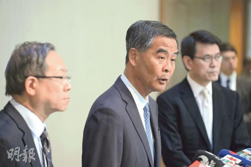 特首梁振英(圖)與保安局長黎棟國昨在政府跨部門會議後見記者,指上周銅鑼灣書店店長林榮基向傳媒講述其經歷後,警方已即時主動聯絡他,並正在等候其答覆,以了解事件始末和真相,同時亦為他提供適切協助,以及確保他的人身安全。(鍾林枝攝)特首梁振英指警方正聯絡林榮基,林榮基(圖)昨接受D100電台訪問時,指不會急於與警方會晤。對於自己近日的言論受到質疑,他強調自己不會講大話。(楊柏賢攝) 特首梁振英(圖)與保安局長黎棟國昨在政府跨部門會議後見記者,指上周銅鑼灣書店店長林榮基向傳媒講述其經歷後,警方已即時主動聯絡他,並正在等候其答覆,以了解事件始末和真相,同時亦為他提供適切協助,以及確保他的人身安全。(鍾林枝攝)特首梁振英指警方正聯絡林榮基,林榮基(圖)昨接受D100電台訪問時,指不會急於與警方會晤。對於自己近日的言論受到質疑,他強調自己不會講大話。(楊柏賢攝)